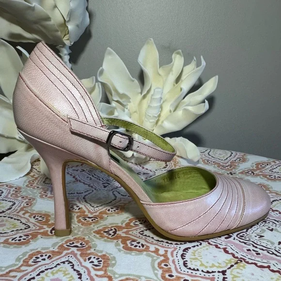 𝗡𝗘𝗪 𝐍.𝐘.𝐋.𝐀 Mary Jane Heels - Picture 3 of 14